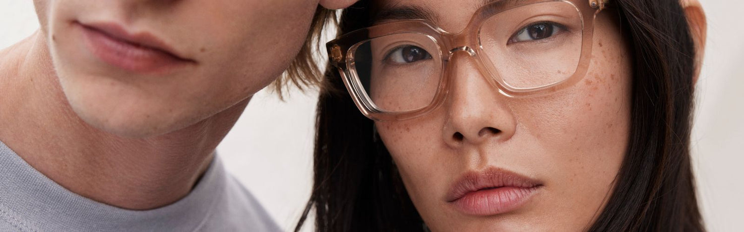 Eine Frau trägt eine moderne durchsichtige Brille